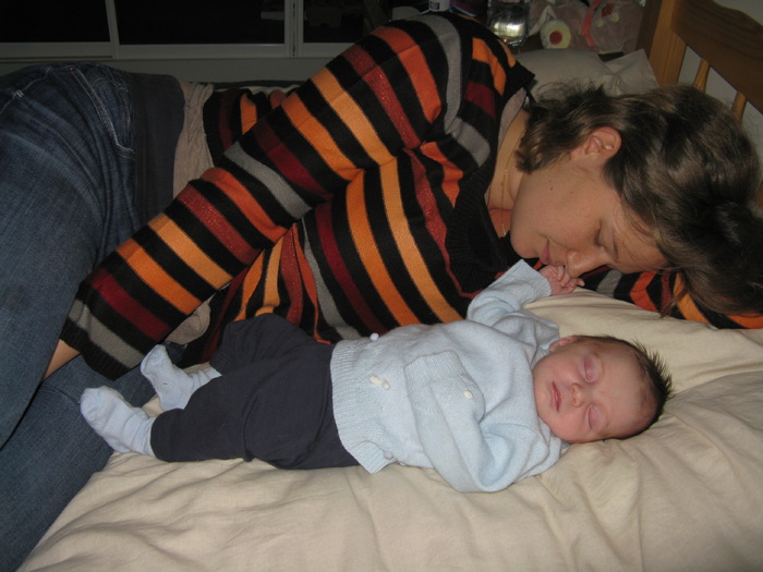 Sieste sur le lit parental