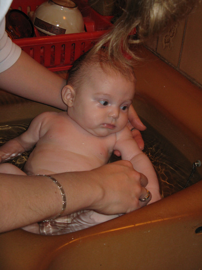 Toute nue dans l'évier!