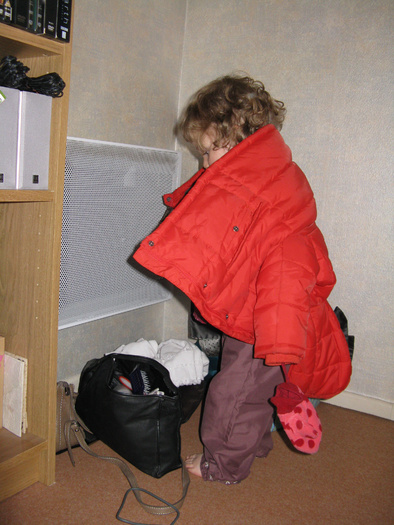 Je mets mon manteau toute seule