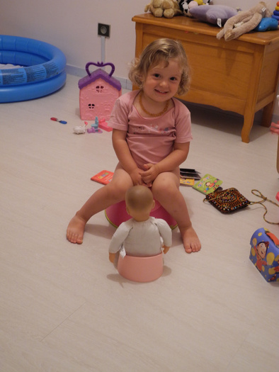 Eléa et bébé sur le pot